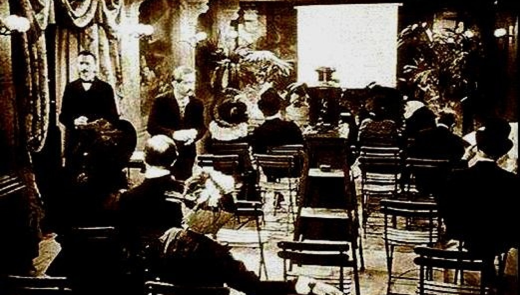 Il 28 dicembre 1895, al Salon Indien al Grand Cafè a Parigi, si tenne la prima proiezione con pubblico pagante di un film.
