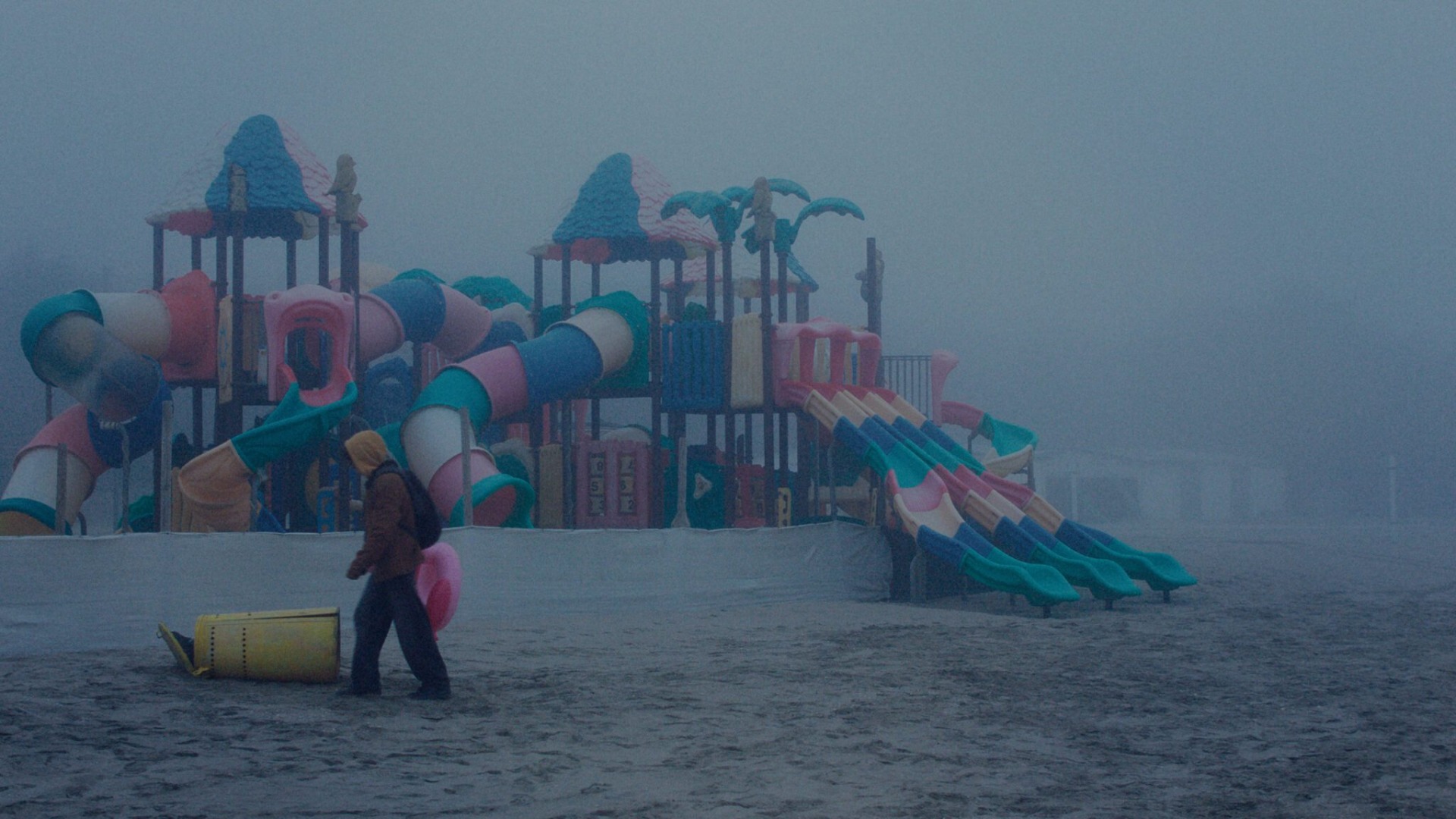 Leo (Juli Grabenhenrich) e la riviera romagnola desolata