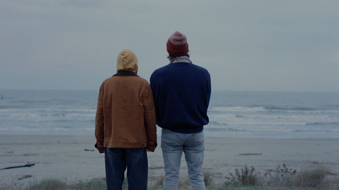 Leo (Juli Grabenhenrich) e Paolo (Luca Marinelli) osservano il mare