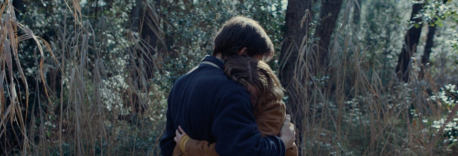 L'abbraccio di Leo (Juli Grabenhenrich) e Paolo (Luca Marinelli)